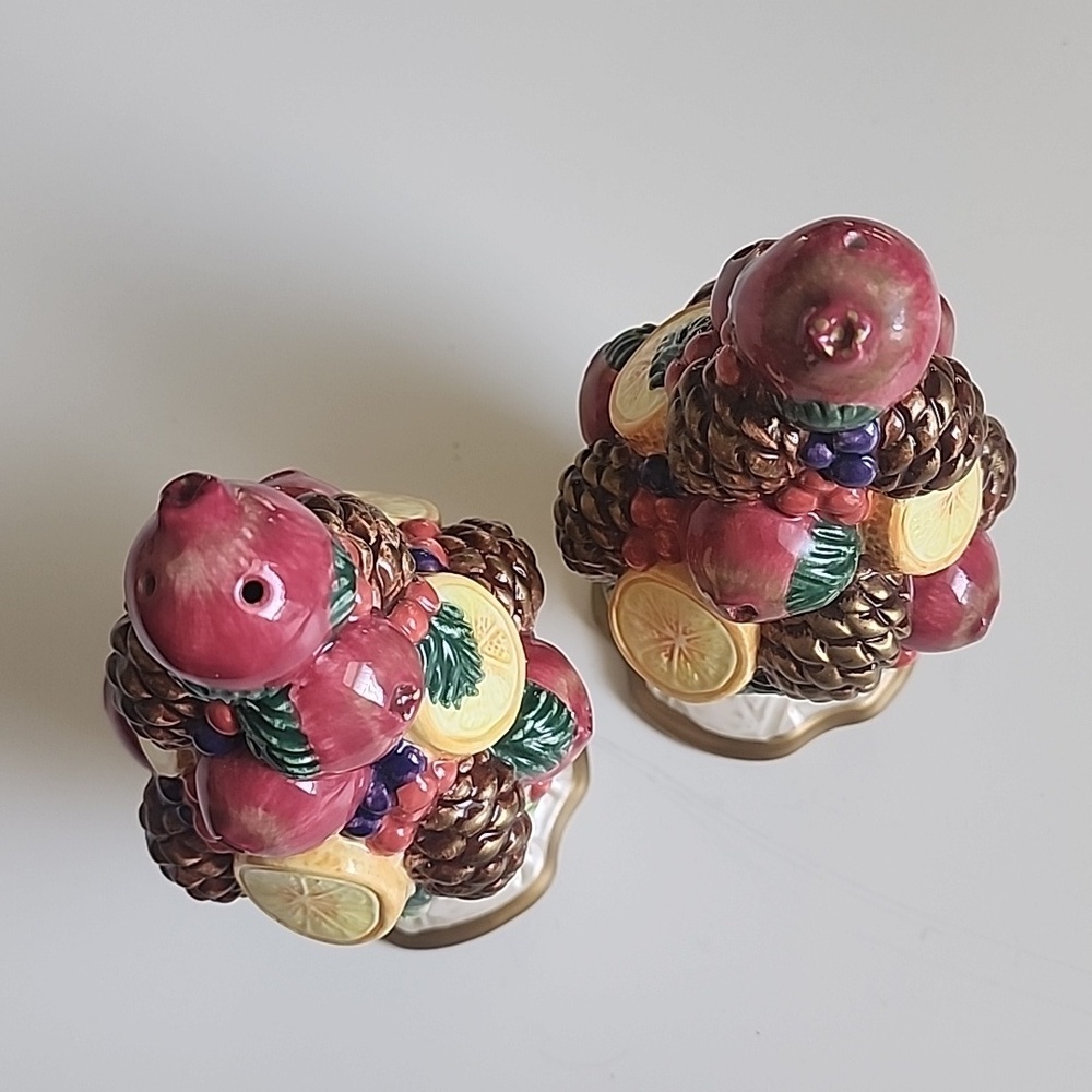 Fitz and Floyd Classics Winter Spice Christmas Salt and Pepper Shaker - Picture 4 of 6